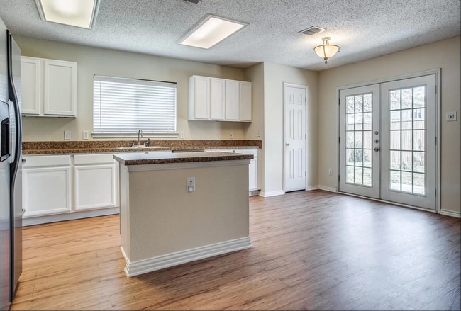 Kitchen/Breakfast - 12002 Rosedown Ln