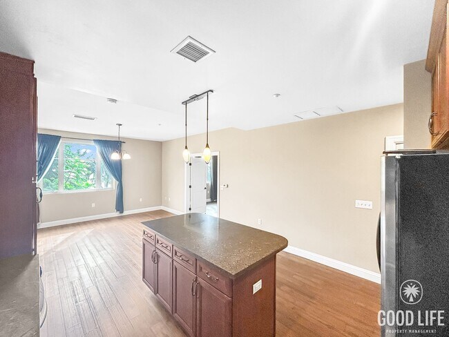 Foto del edificio - Stunning 2B/2BA Upgraded Condo w/ 2 Parkin...