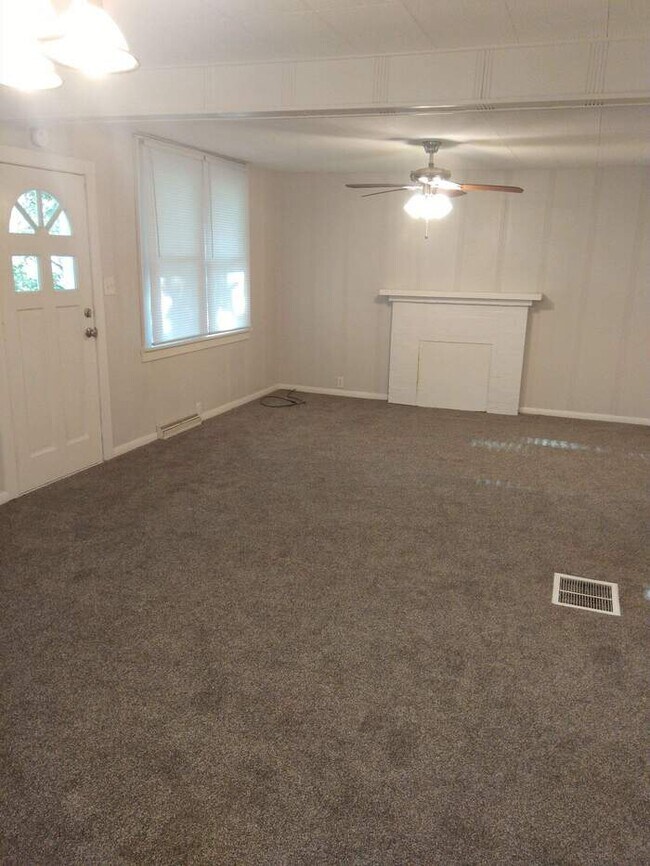 Building Photo - AVAILABLE NOW! - 2302 - 2306 Dime Road, Fo...
