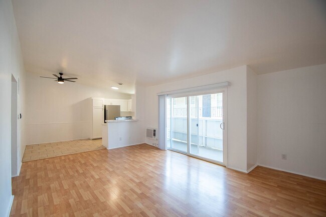 Foto del edificio - 15156 Dickens St
