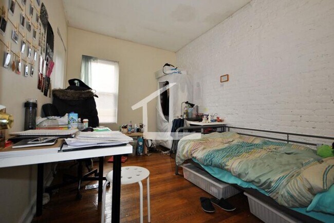 Foto del edificio - 2Br/1Bth, ready to move in, Great Locaton. Laundry in building