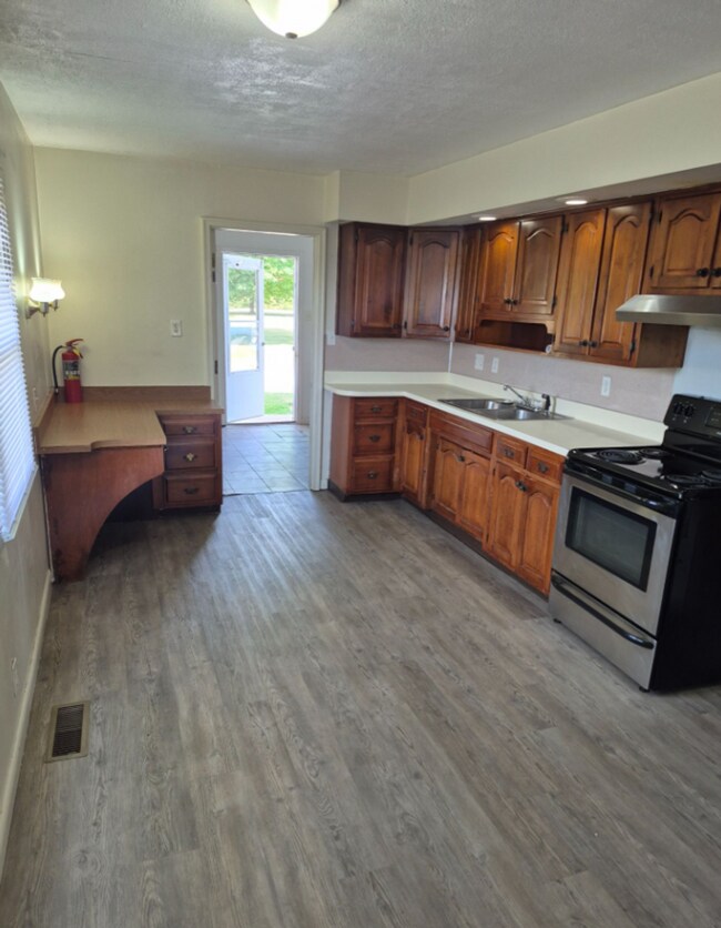 Foto del edificio - Charming 3-Bedroom Home with Garage & Private Backyard in Brookston, IN