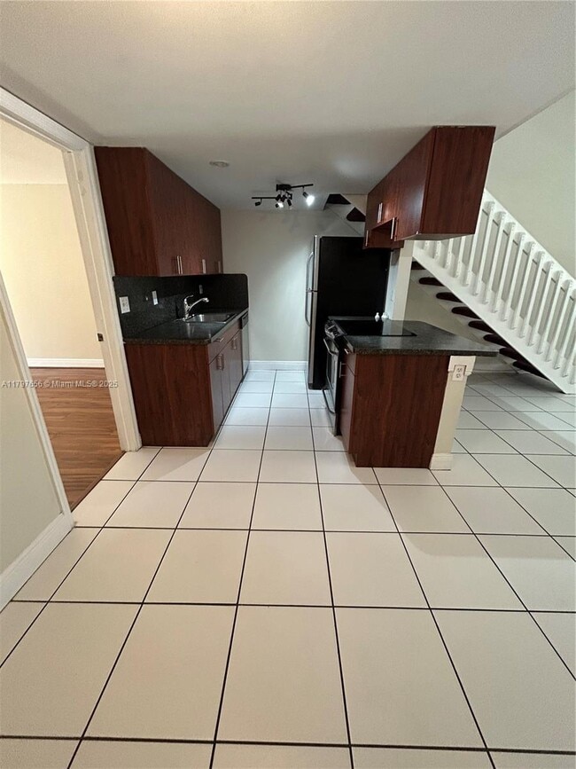 Building Photo - 1455 Holly Heights Dr