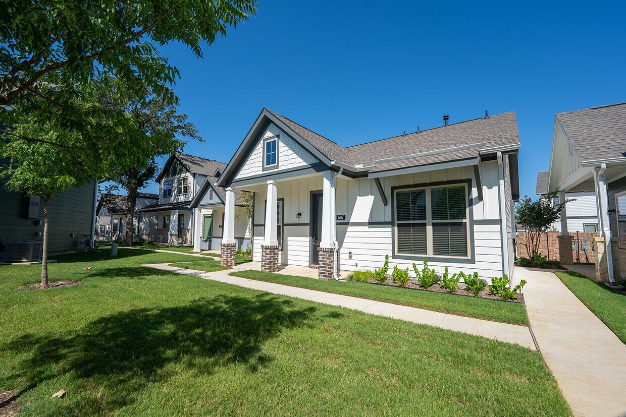 Mission Town Square Apartments in Hurst, TX