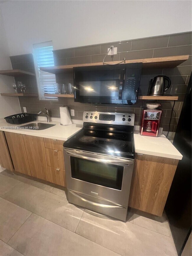 Building Photo - 920 SW 9th St