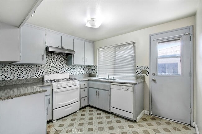 Building Photo - 8711 Lomita Dr