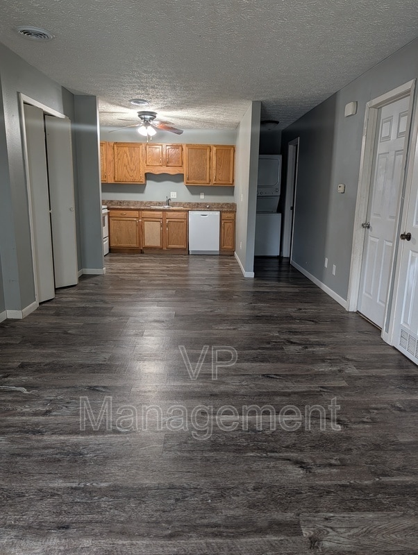 Building Photo - 2218 Emerald Dr