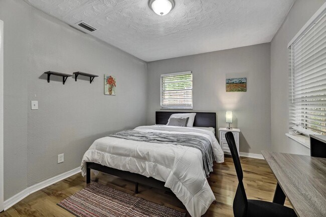 Foto del edificio - 7206 Ridgeway Rd N