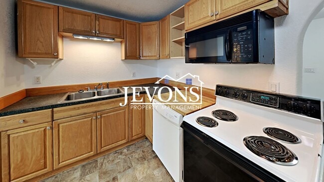 Foto del edificio - Two-story home in a walkable location, just minutes from Yakima Valley College, featuring long dr...