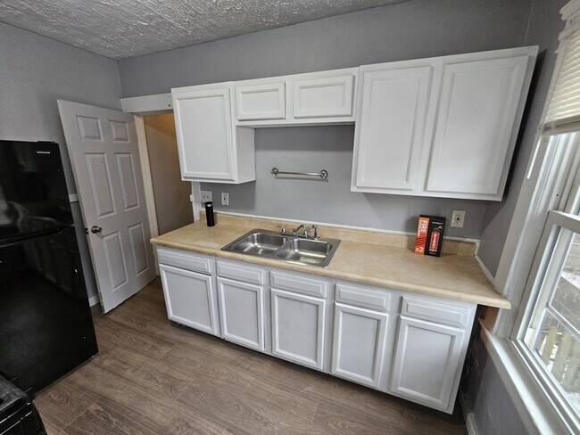 Foto del edificio - 10602 Earle Ave