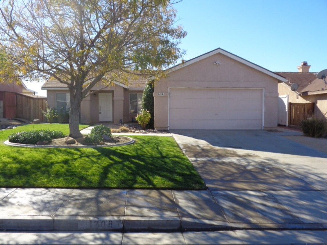 Foto principal - Beautiful One Story Home in Rosamond in Ex...