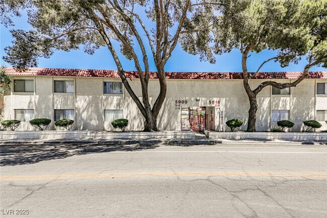 Foto del edificio - 5816 Bromley Ave