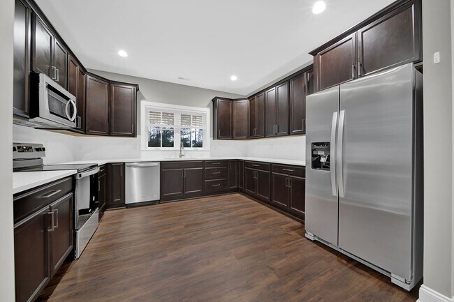 Building Photo - Modern Home In Matthews