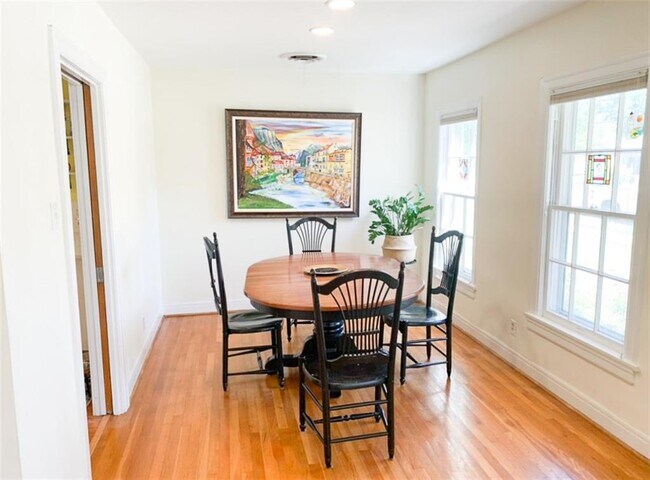 Foto del edificio - 915 E 38th St