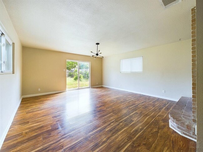 Foto del edificio - 1411 Kamar Dr