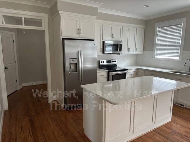 Foto del edificio - 2725 Duke Homestead Rd