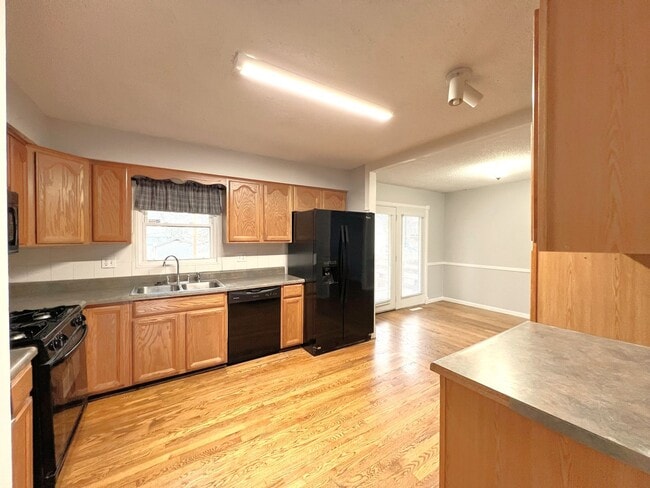 Building Photo - SEE IT NOW:Bright 3-Bed Home with Spacious Layout & Natural Light!