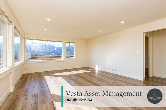 Foto del edificio - Savor Sweeping City Views From Your Hillside Retreat