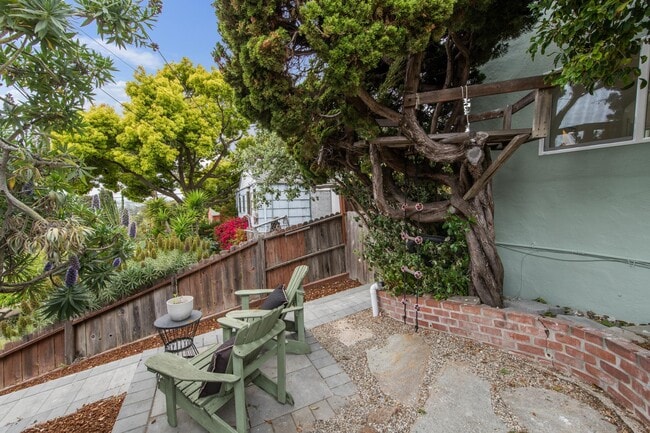 Building Photo - 16026 Selborne Dr