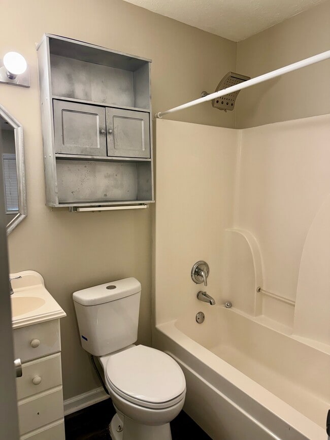 Building Photo - 108 Gardenview Dr