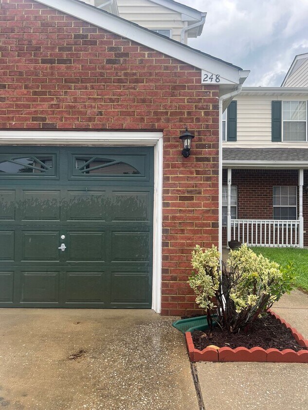 Foto principal - 248 Belmont Cir