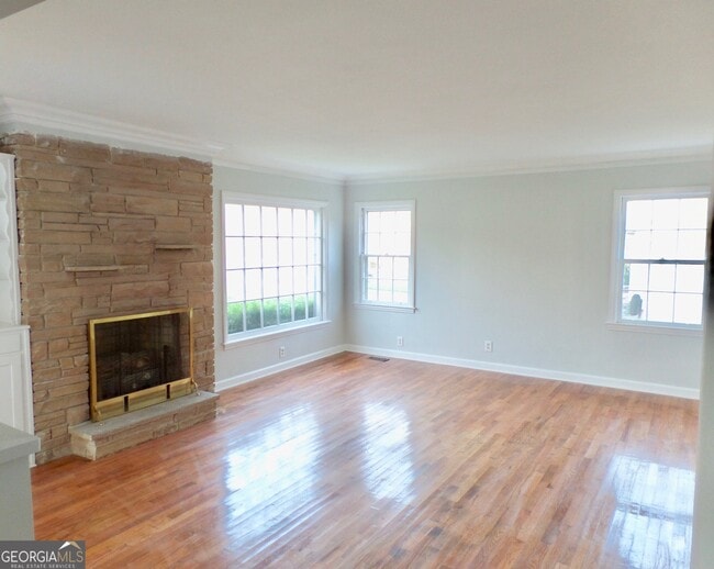 Building Photo - 2425 Elm Dr