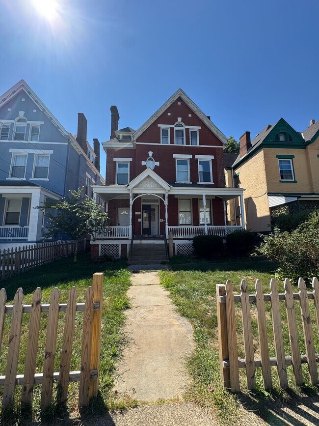Building Photo - 5498 Hayes St