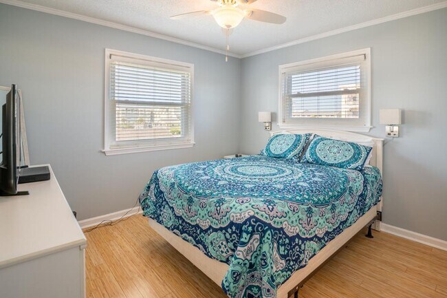 Foto del edificio - OFF-SEASON FURNISHED MONTHLY RENTAL AVAILABLE NOW