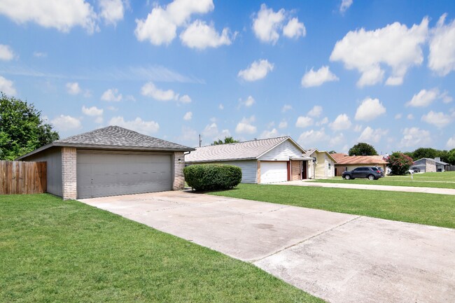 Foto del edificio - 2207 Creekwood Dr