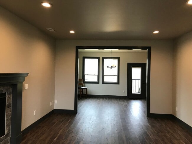 Building Photo - Amazing 4-bedroom home in White Bluffs!
