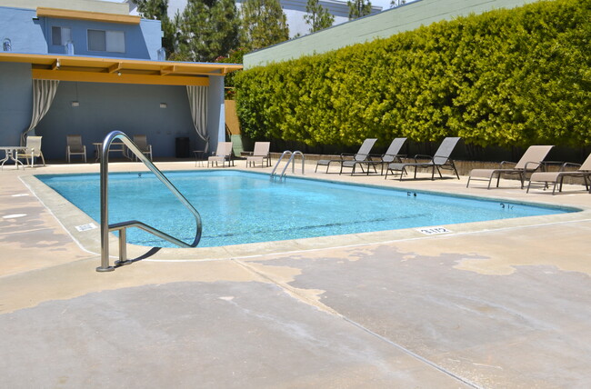 Foto del edificio - Renovated unit, private balcony