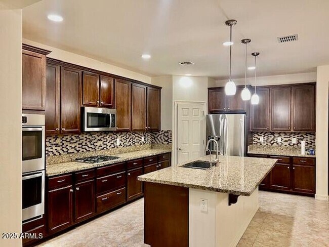 Building Photo - Gorgeous 4 bed 3.5 bath with Pool/Spa and ...