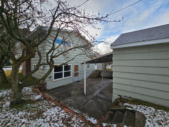 Building Photo - Single Family Home - Lower Rattlesnake