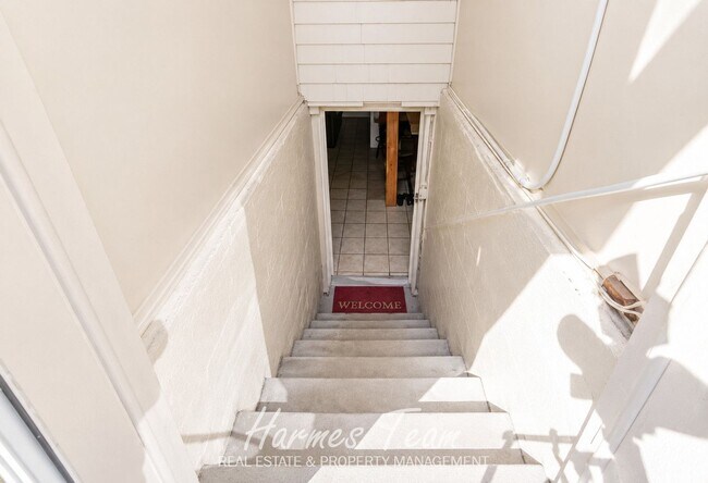 Foto del edificio - Spacious Basement Apartment with Private Entrance, Full Kitchen & In-Unit Laundry