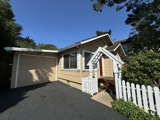 Building Photo - Adorable Two Bedroom Pacific Grove Home
