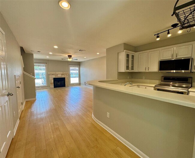 Foto del edificio - 6900 E Riverside Dr