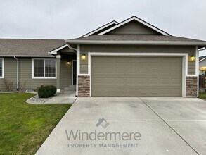 Building Photo - 187 NW Maria St