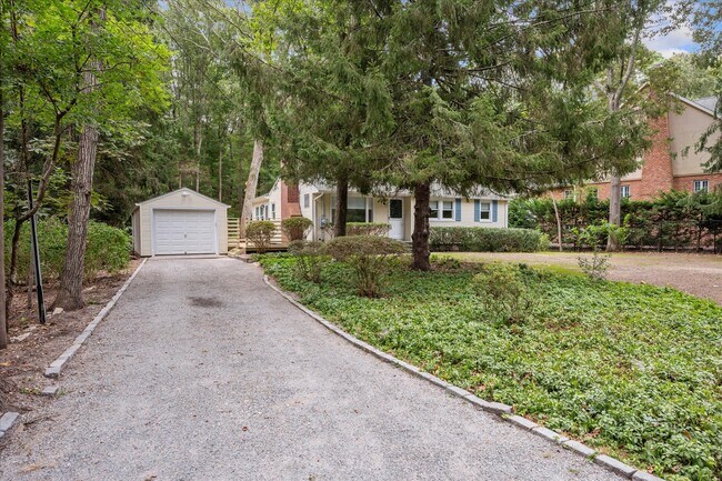 Building Photo - 115 W Cove Rd