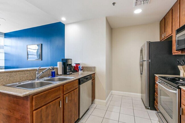 Building Photo - 925 Common St