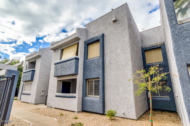 Building Photo - 4410 N Longview Ave