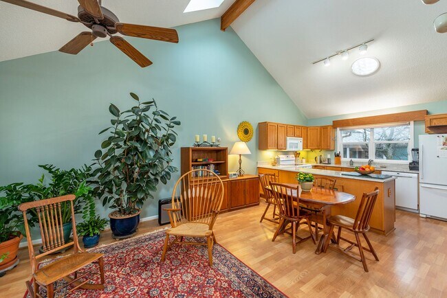 Foto del edificio - West Asheville Rental! Co-housing Development
