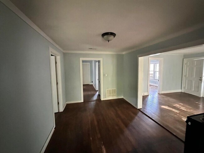 Building Photo - 305 E Bradford St