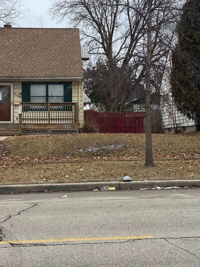 Foto del edificio - 4BR SINGLE FAMILY HOME, GREAT LOCATION, YARD, PARKING, BASEMENT