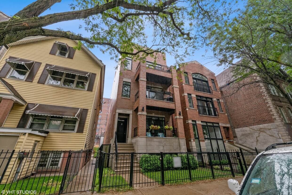 Primary Photo - 2715 N Kenmore Ave