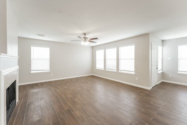 Foto del edificio - 16102 Dawn Marie Ln