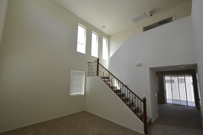 Building Photo - 1680 W Swan Pl
