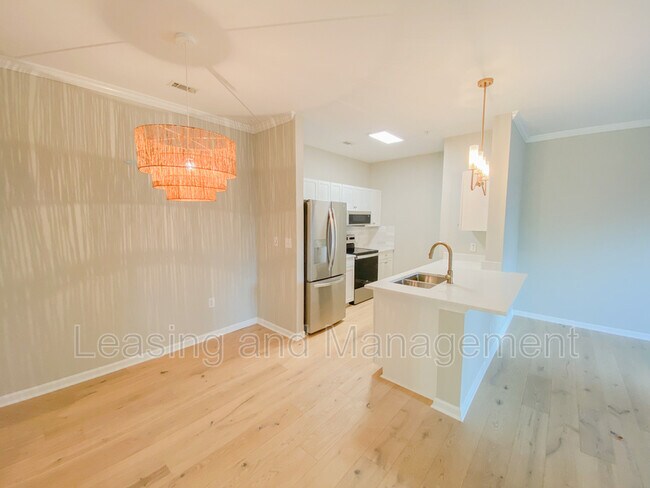 Building Photo - 400 Bucksley Ln