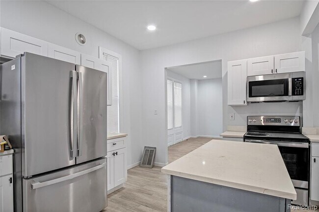 Foto del edificio - 671 Clairmount Ave