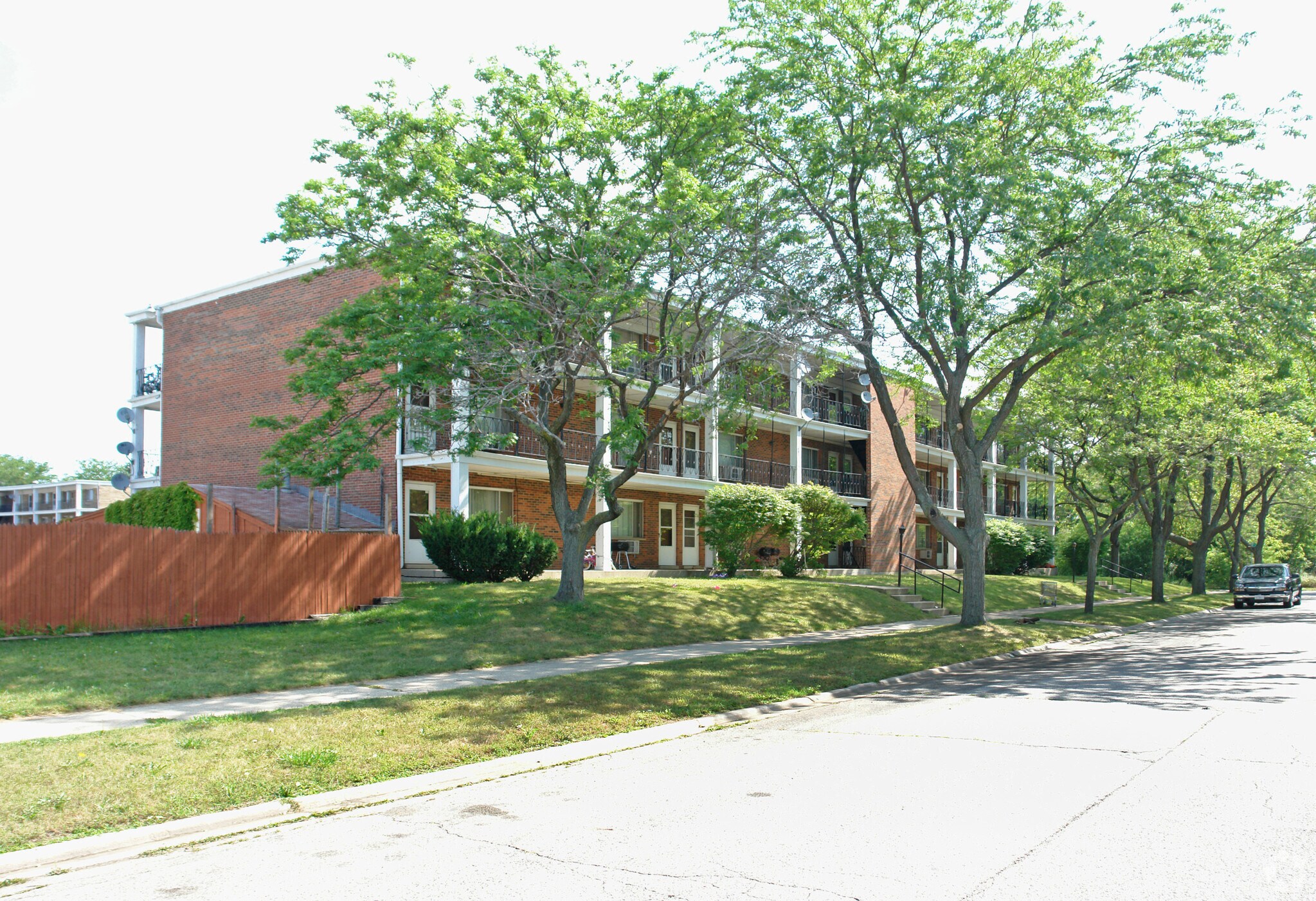 2000-2030 N Pine St, Waukegan, IL 60087 - 2000-2030 N Pine St Waukegan
