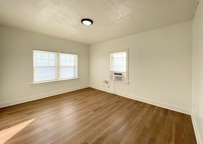 Building Photo - 420 E 4th Ave